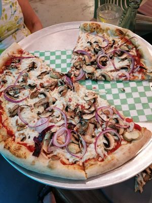 Manhattan Piza at Green Pizza in Mexico City