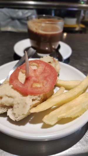 Tosta de hummus at Churrería San Sebastián in Montehermoso