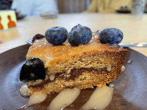 Blondie met bessen en witte chocoladesaus  at Cravings For Green in Ede