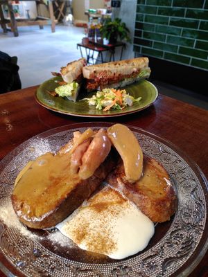 French toast and BBQ mushroom toast at Cravings For Green in Ede