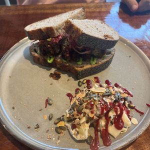 Crispy cauliflower sandwich   at Cravings For Green in Ede
