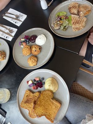 French toast, scones en kimchi tosti.  at Cravings For Green in Ede