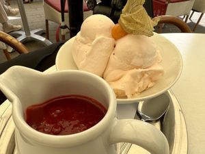 melin ice cream (vegan) & strawberry sauce (vegan)  at Buonissimo in Kulmbach