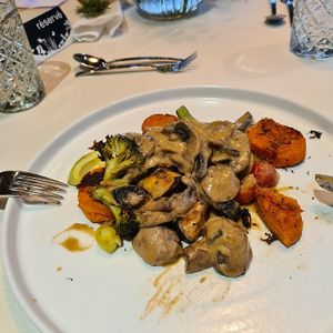 Champi-Geschnetzeltes mit Gemüse und Süßkartoffeltalern at Sonnenberg Health Hotel in Schwellbrunn