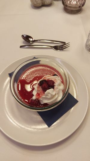Dessert mit Beeren. at Sonnenberg Health Hotel in Schwellbrunn