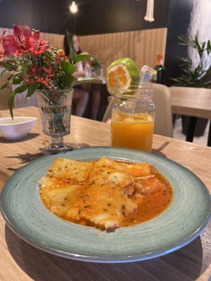 Ravioli de abobrinha e castanha de caju (com molho de tomates frescos e um toque de molho pesto detox)  at MS Moon in Sao Paulo