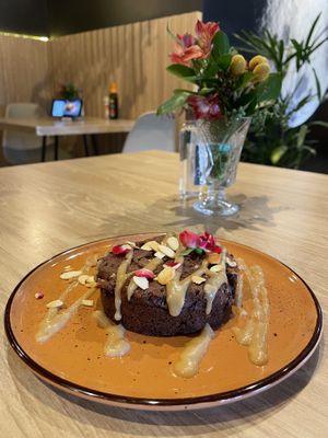 Ms. Brownie Vegano (com caramelo de coco e pétalas de flores comestíveis)  at MS Moon in Sao Paulo