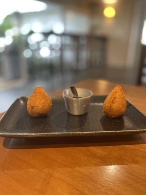 Coxinhas recheadas de tofu defumado e cajupiry com molho de goiabada picante  at SATTWA in Jundiai
