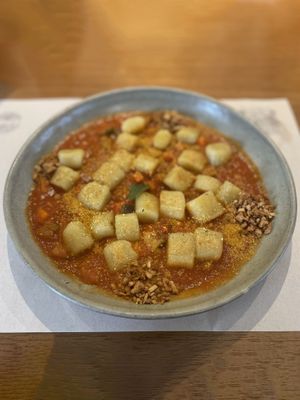 Nhoque Caponata (massa de batata tostada ao molho de tomates com nozes defumadas, ratatouille de vegetais e soja crocante)  at SATTWA in Jundiai