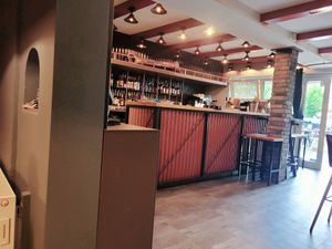 Die moderne Theke direkt hinter dem Eingang at Butcha in Erftstadt