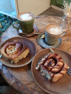 Capuccino, Schokozimt & Apfelzimnt rolls at Hey Schnecke - Winterfeldtstr in Berlin