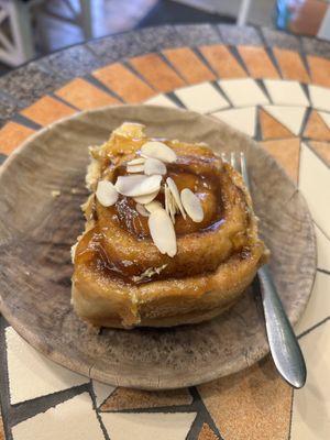 Apple cinnamon almond kanelbulle  at Hey Schnecke - Winterfeldtstr in Berlin