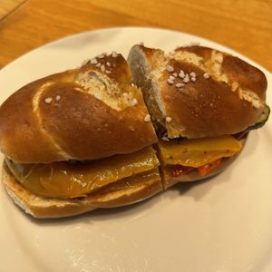 Laugenzopf mit gegrilltem Gemüse - wird im Café selber belegt! 💚  at Bäckerei Natur-Schmid in Senden