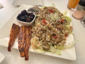 Ensalada de quinoa con tofu marinado  at Ingrediente Secreto in Badalona