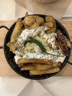 Patatas fritas con salsa  at Ingrediente Secreto in Badalona