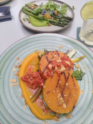 Grilled pumpkin and asparagus at Het Magazijn in Dordrecht