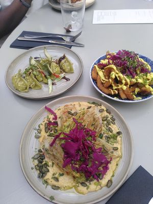 Dumpling, little gem and onion rings at Het Magazijn in Dordrecht