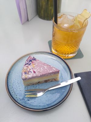 Vegan cake with passion fruit, mango and lime at Het Magazijn in Dordrecht