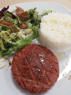 Combinat amb hamburguesa vegana at Apolo Break  in Torredembarra