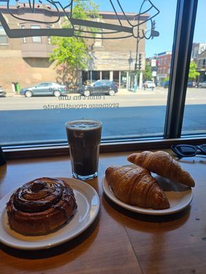 Brioche à la canelle vegan, croissants vegan, et mocha avec lait d'avoine DAM at Boulangerie Jarry in Montreal