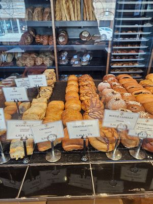 Cookie, muffin, croissant, chocolatine et roulé à la canelle en option végétalienne at Boulangerie Jarry in Montreal