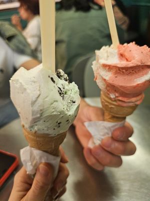 Buonissimo menta e banana - banana e fragola at Gelateria Dei Neri in Florence