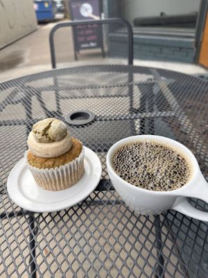 Cupcake-Cookie Combo Pastry & Black Coffeee #Veganuary at End of the Line Cafe in Pensacola
