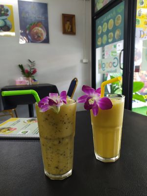Passion fruit and mango smoothies at Chada Vegetarian Restaurant in Chiang Mai