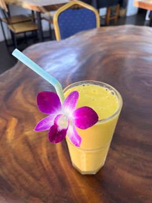 Smoothies come with a plastic straw. Tasty & very good price (40 baht as of Jan 2023) at Chada Vegetarian Restaurant in Chiang Mai