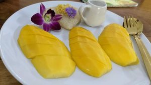 Mango sticky rice at Chada Vegetarian Restaurant in Chiang Mai