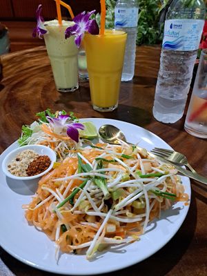 Pad Thai vegan at Chada Vegetarian Restaurant in Chiang Mai