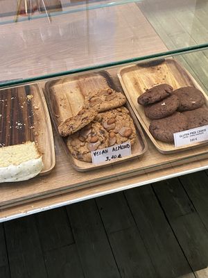 Vegan almond cookies  at Cup 28° in Brussels