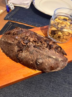 Pão na chapa de sourdough cacau 70% com gostas de chocolate e manteiga de macadâmia  at Inari in Rio De Janeiro