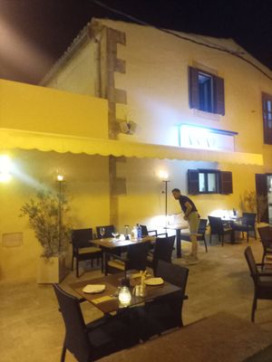 Outdoor seating area next to the street at Restaurante Anoa Santanyí in Mallorca