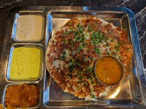 Onion & Peas Uthappam (9,90€) - 4/5. at Saravanaa Bhavan in Cologne