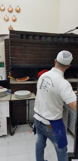 Pizzaiolo at Pizzeria da Michele in Naples