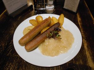 Vegane Bratwurst (Tofu) mit Sauerkraut und Rösti
Vegan Bratwurst with sauerkraut and organic potato wedges at Mariahilferbräu in Vienna