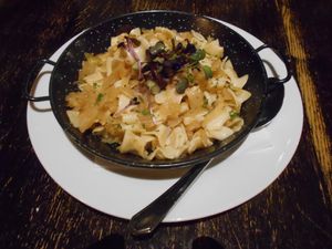 Vegane Krautfleckerl
Vegan austria style noodleswith cabbage at Mariahilferbräu in Vienna