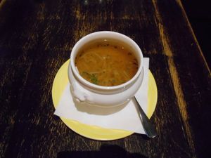 Vegane Nudelsuppe
Vegan vegetable broth with noodles at Mariahilferbräu in Vienna