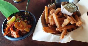 Vegan special and heri heri fries at Papa Aswa in Amsterdam