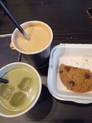 Matcha, banana split coffee, cookie at Izy Coffee in Antwerpen