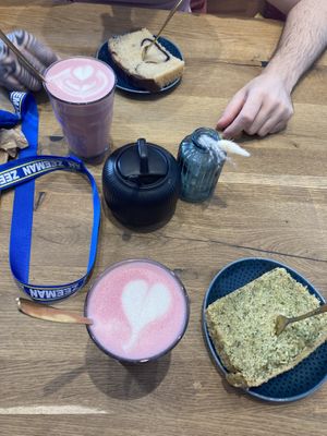 Pink latte, pistachio cake and marble cake  at Laibgenuss in Koblenz