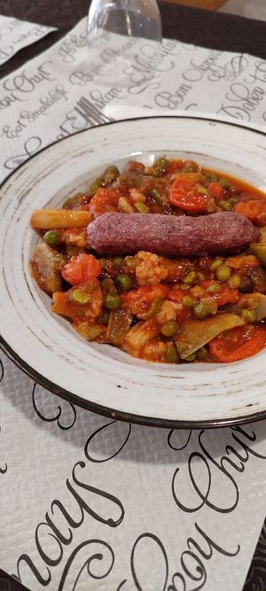 Menestra con ajo y tomate y salchicha de heura at Albergue de Morata in Morata De Jalon