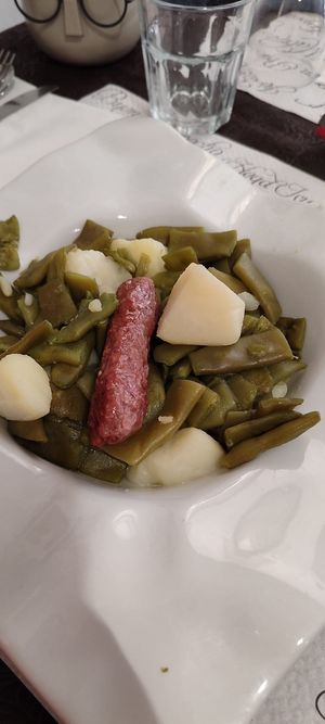 Judías verdes con patata y salchicha de heura at Albergue de Morata in Morata De Jalon