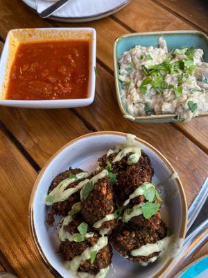 Paar gerechtjes van het Shouq-menu, oa baba ganoush en falafel    at SHOUQ - Zeist in Zeist