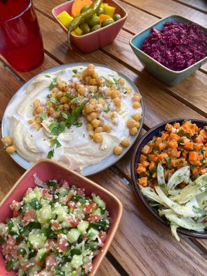 De andere gerechtjes van het Shouq-menu, bietensalade, humus, ingelegde groentes, venkelsalde en tabouleh    at SHOUQ - Zeist in Zeist