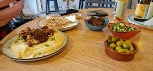 Hummus mit frittiertem Blumenkohl, Falafel at SHOUQ - Zeist in Zeist