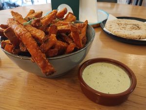 Zoete aardappel patat met tahini munt saus at SHOUQ - Zeist in Zeist