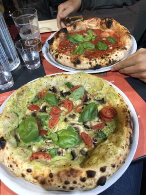 marinara e pizza con crema di zucchine e funghi e pomodori  at Quarto d'Ora Italiano in Pisa