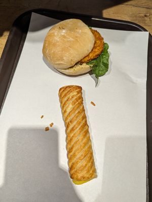 Vanillestange und plant based crunchy chicken Sandwich at backWERK in Mannheim